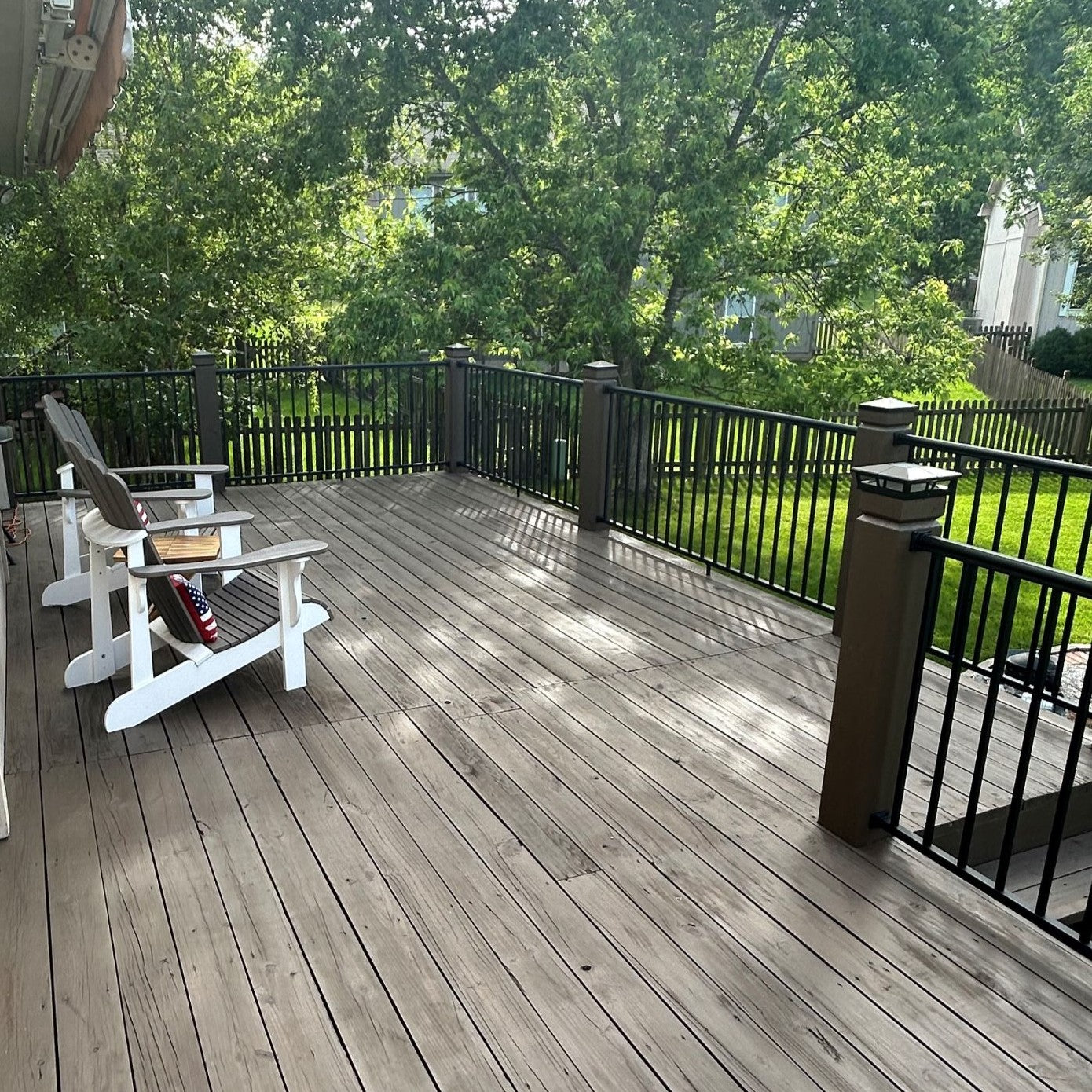 KeyLink Outlook railing shown installed between existing wooden posts and giving excelent visability to the seats on the deck