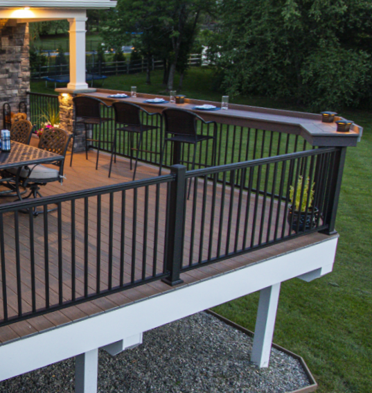 A unique deck with KeyLink aluminum rail in both American and Chesapeake, featuring a table-top-rail.