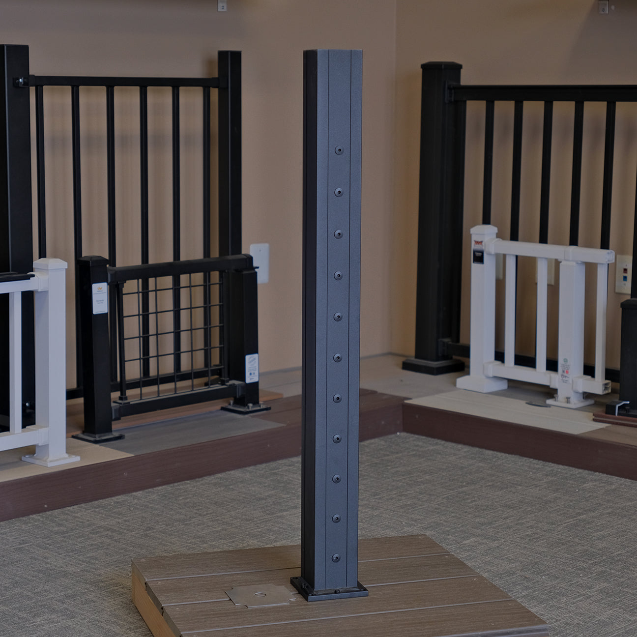 KeyLink 3.25"x3.25" Level End Cable Post Horizontal Base Surface mount