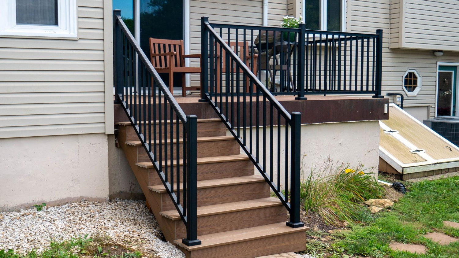 Back yard railing in black looks great with any colors! Advantage Textured Black aluminum railing looks great, but also is incredibly durable and costs less than the competition.