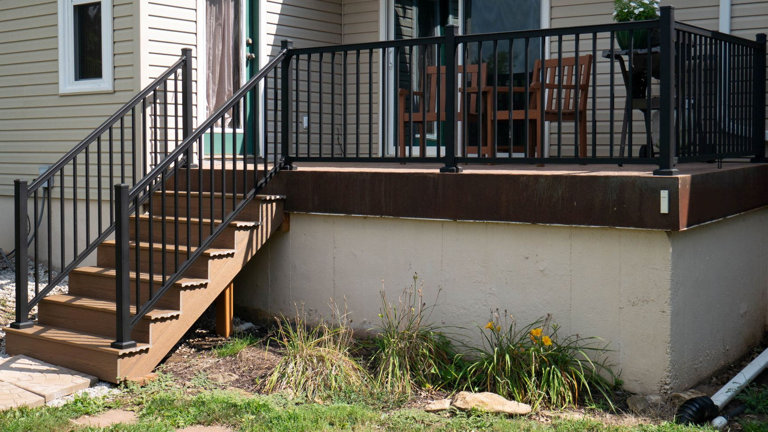 Advantage deck railing aluminum powedercoated handrail with great savings and a stylish look!
